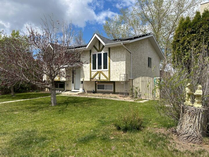 Property Photo:  44 Wildrose Crescent W  AB T1R 0A4 