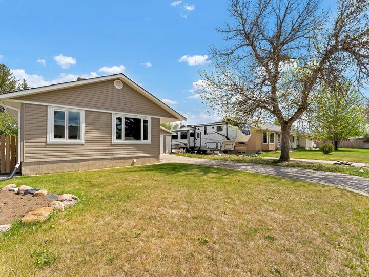 Property Photo:  166 Mitchell Crescent NW  AB T1A 6V4 