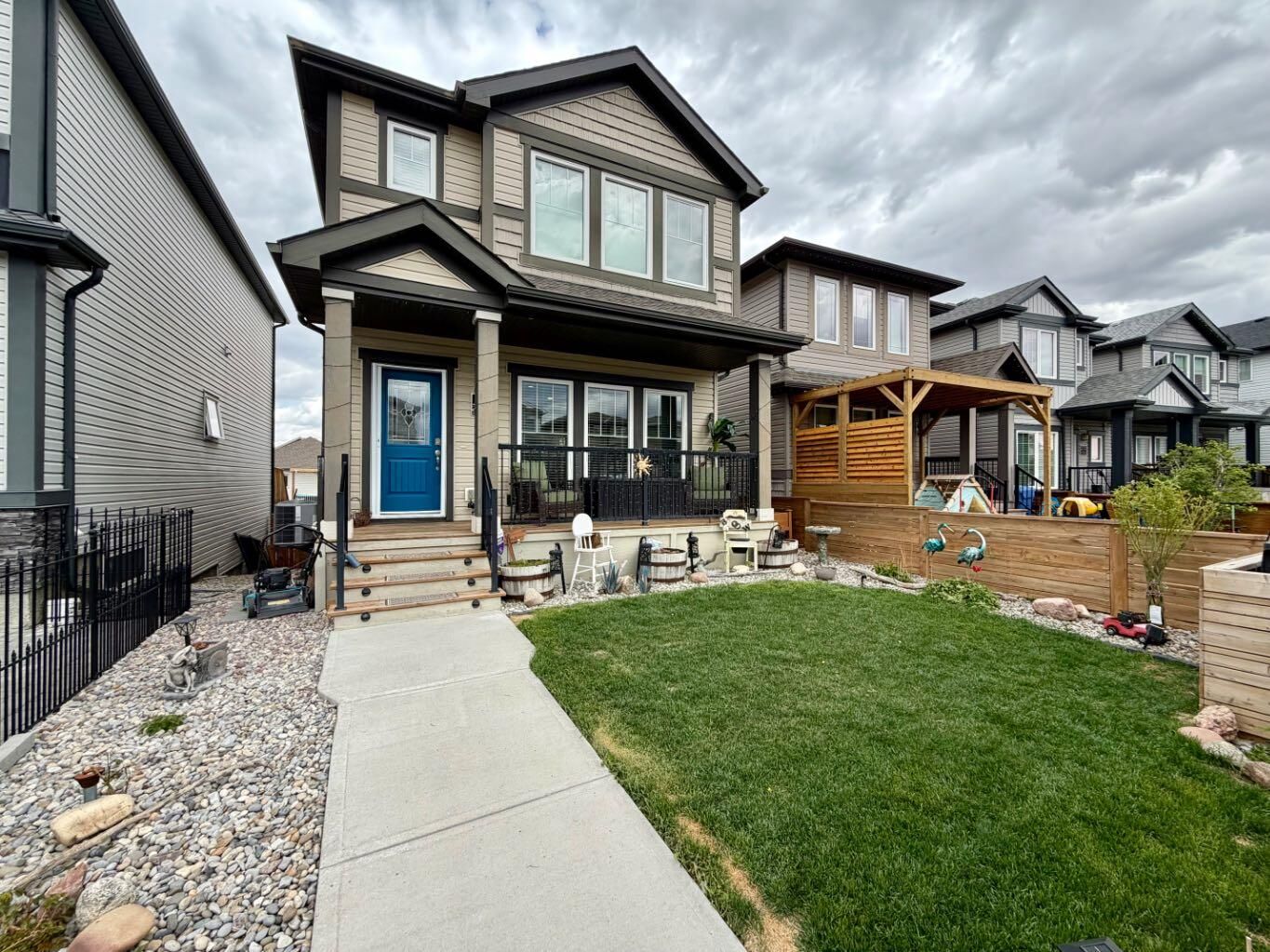 Property Photo:  527 Moonlight Lane W  AB T1J 5K1 