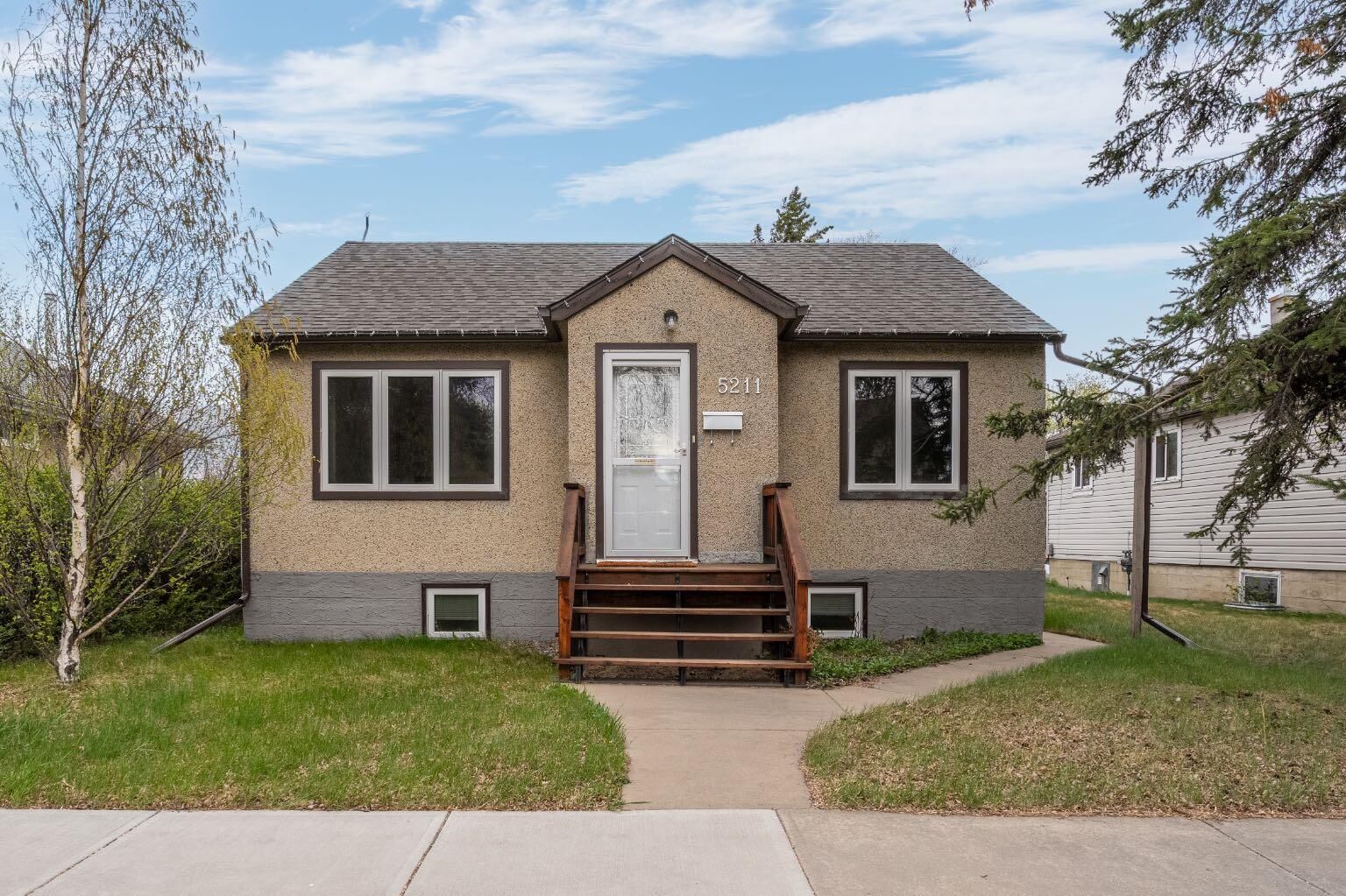 Property Photo:  5211 48 Street  AB T4V 1M2 