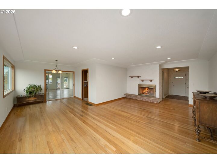 Property Photo:  12115 NE Fremont St  OR 97220 