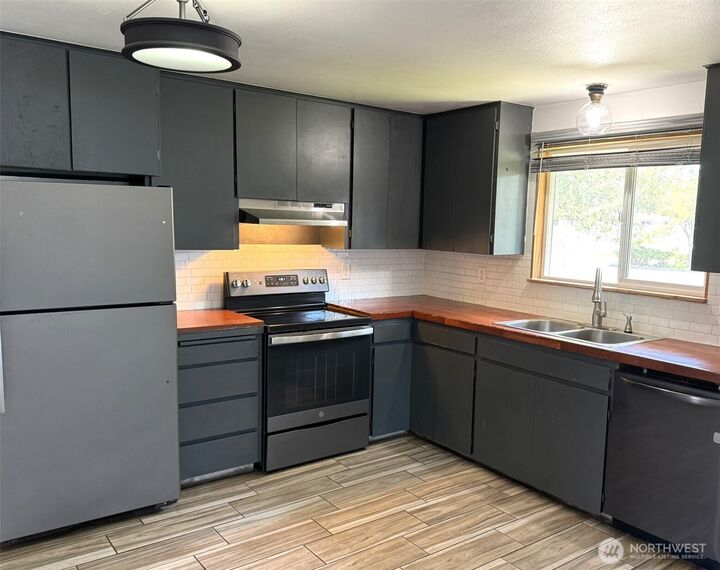 Property Photo:  913  G Street  WA 98595 