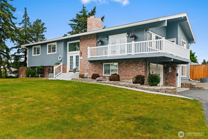 Property Photo:  1204  Vista Road  WA 98926 