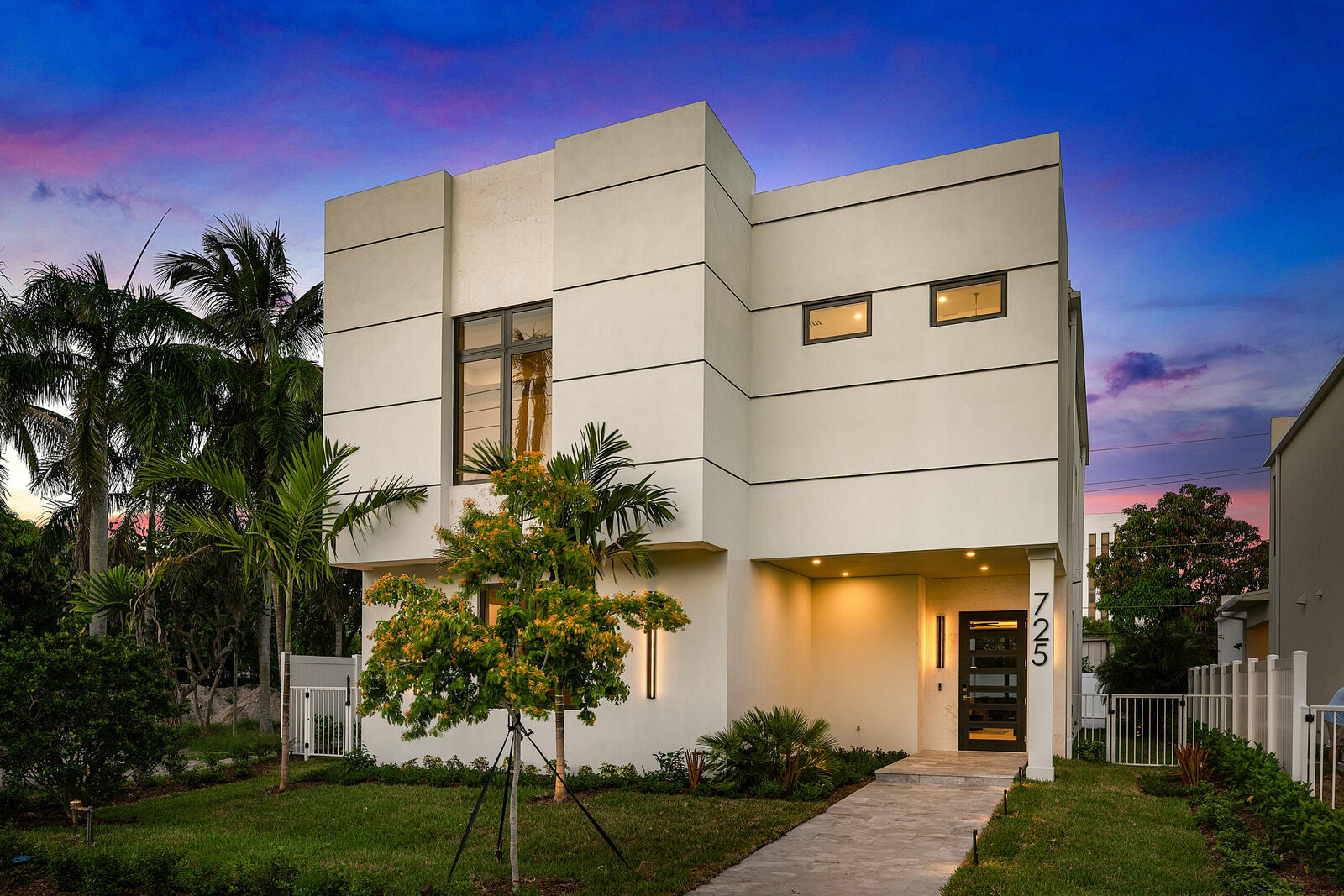 Property Photo: 725 SE 4th Avenue FL 33483