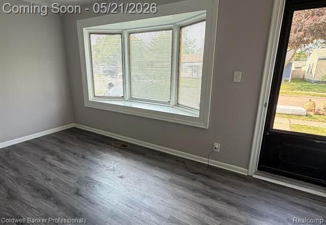Property Photo:  142 E Dallas Avenue  MI 48071 