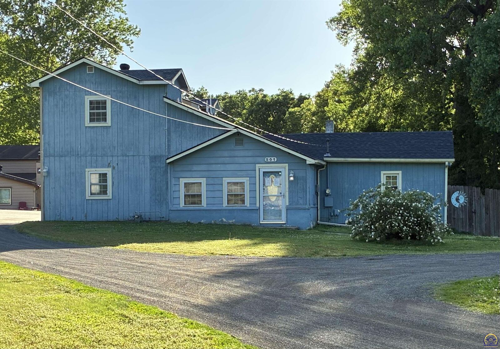 Property Photo:  201 SE Norwood St  KS 66607 