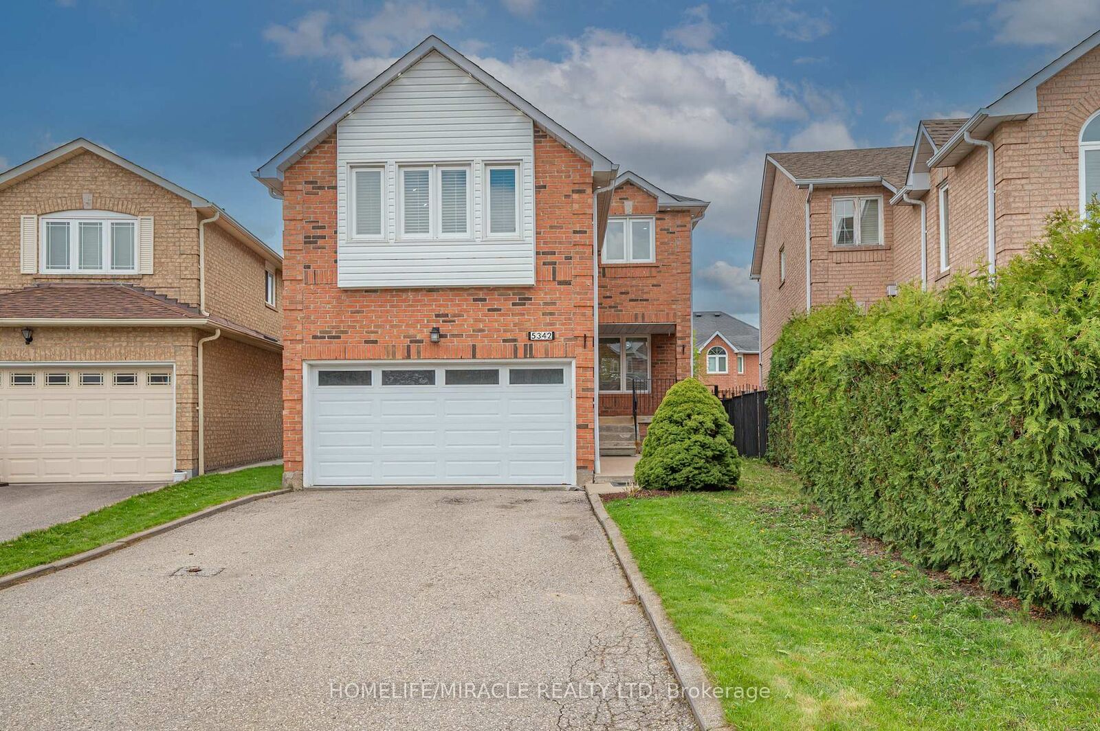 Property Photo: 5342 Crane Court ON L5V 2C4