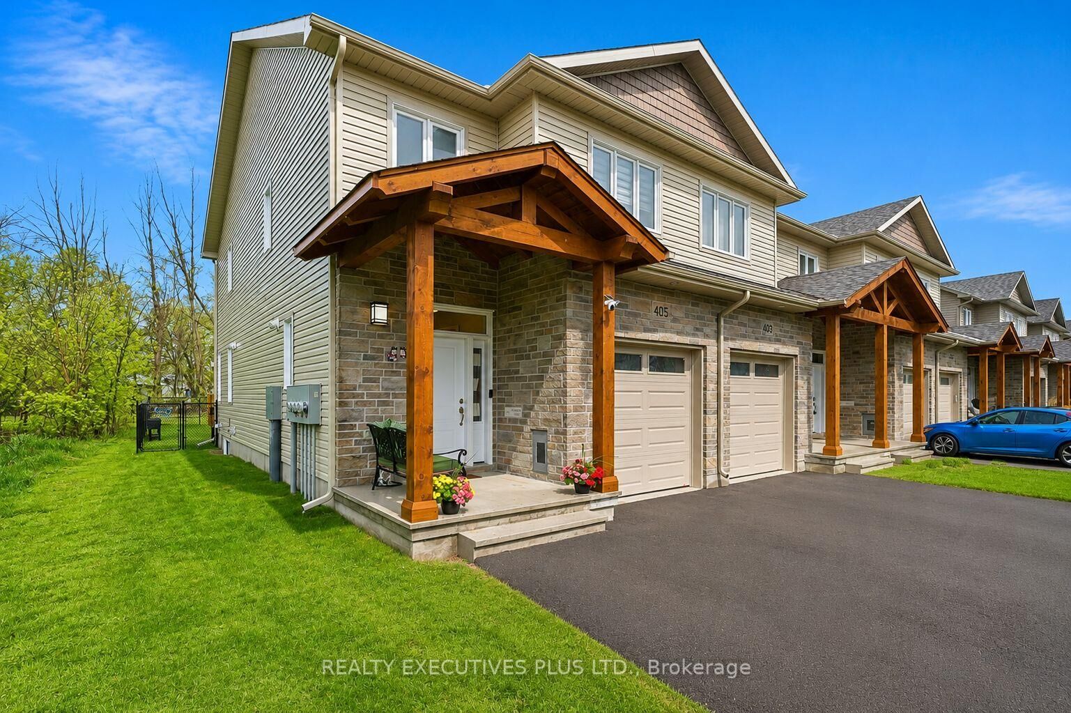 Property Photo: 405 Voyageur Place W ON K0A 1W0