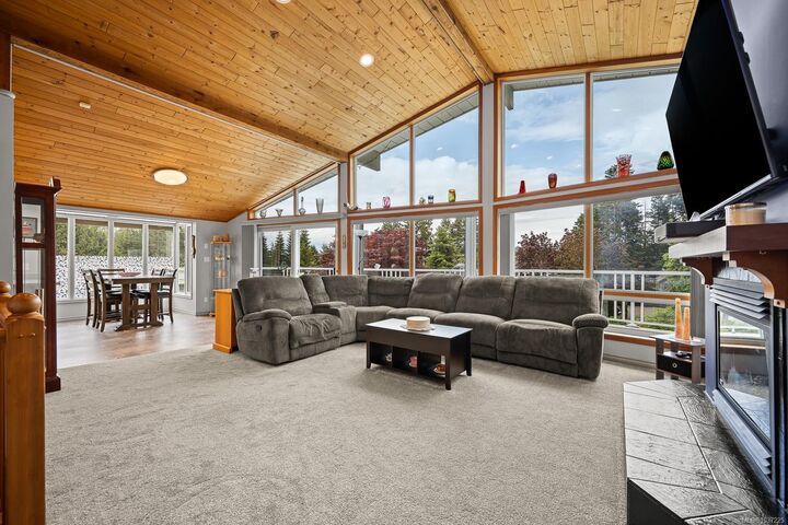 Property Photo: 7627 Ships Point Rd BC V0R 1W0