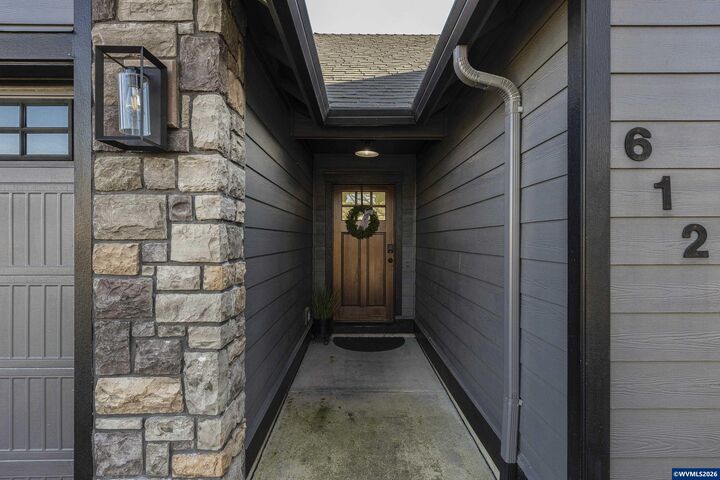 Property Photo:  612 N 6th St  OR 97111 