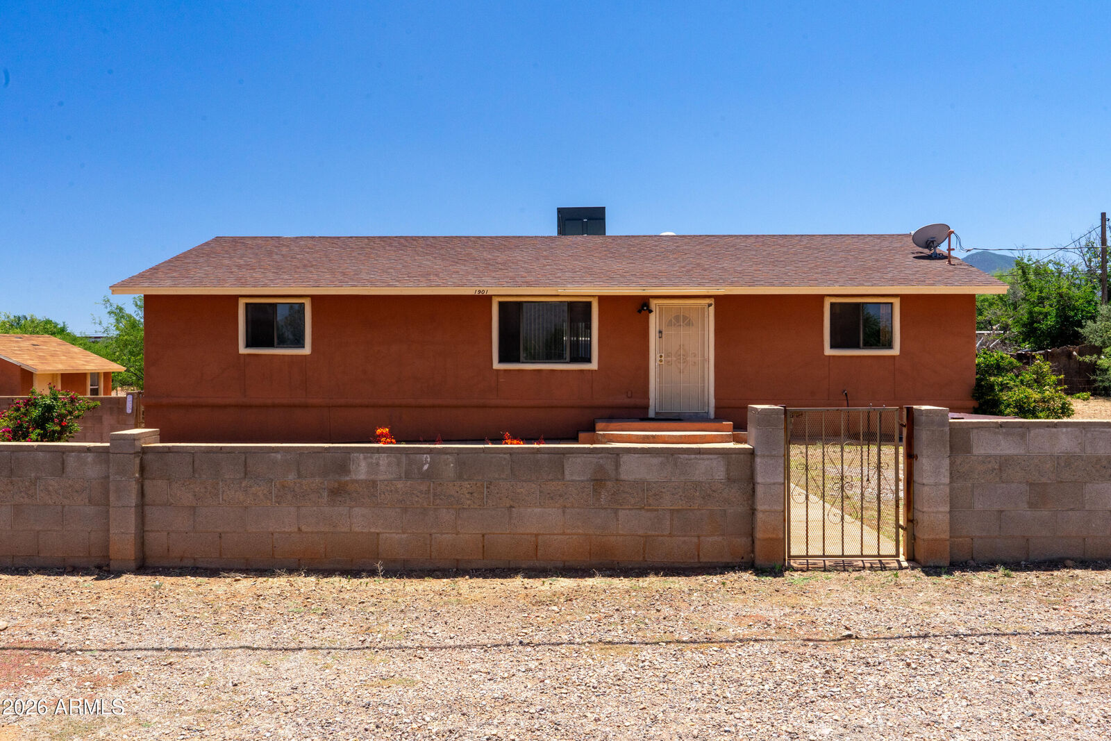 Property Photo: 1901 W Newell Street AZ 85620