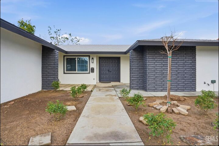 Property Photo:  112 Angell Street  CA 93309 