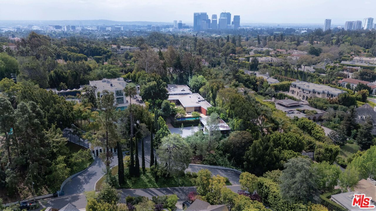 Property Photo:  1022 Summit Dr  CA 90210 