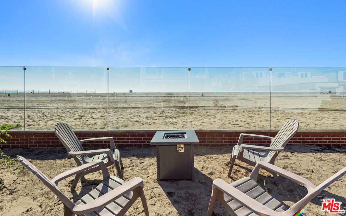 Property Photo:  605 N Palisades Beach Rd  CA 90402 