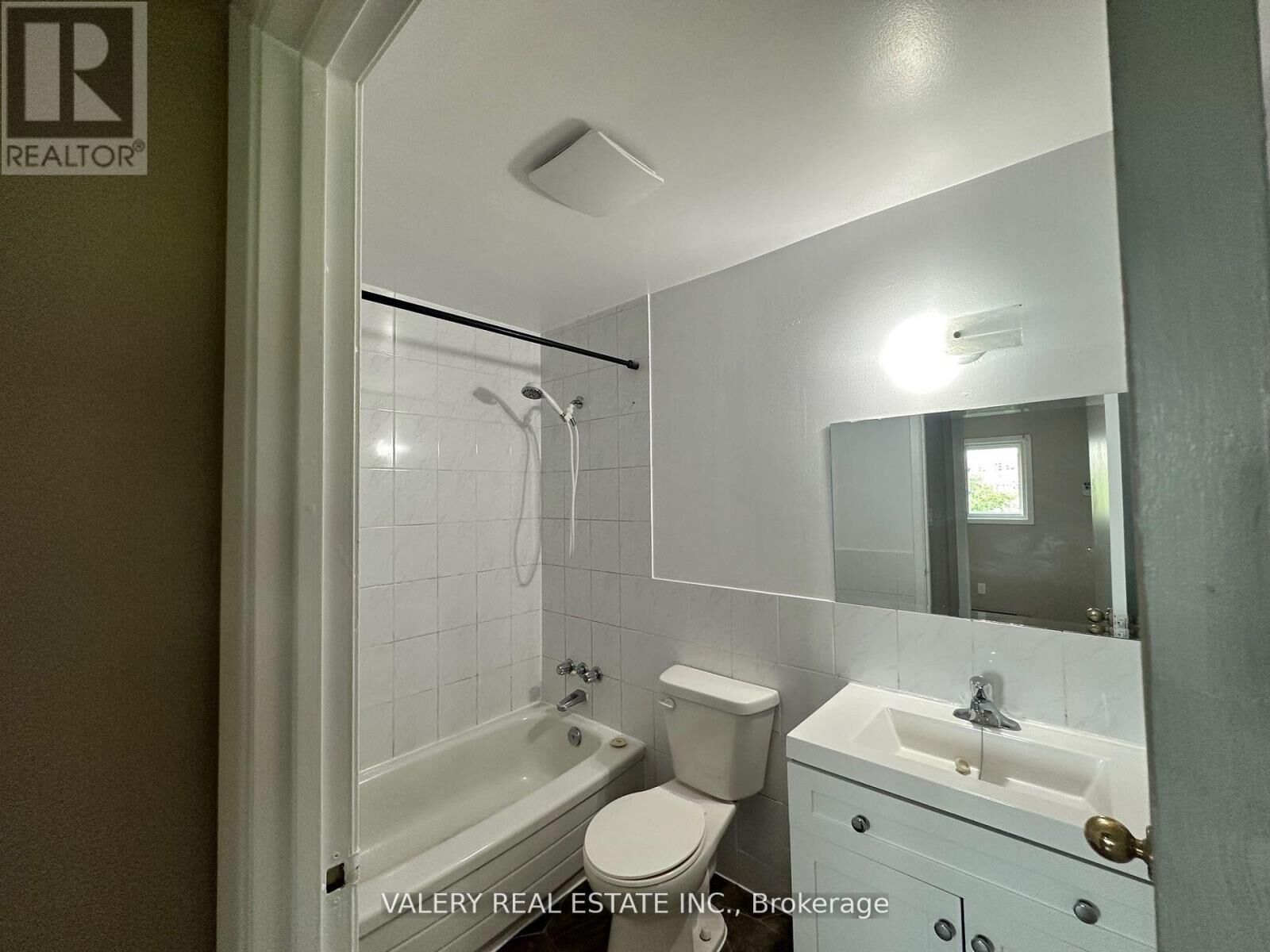 Property Photo: 9 Lowndes Ave Avenue 1 ON L4P 3T1