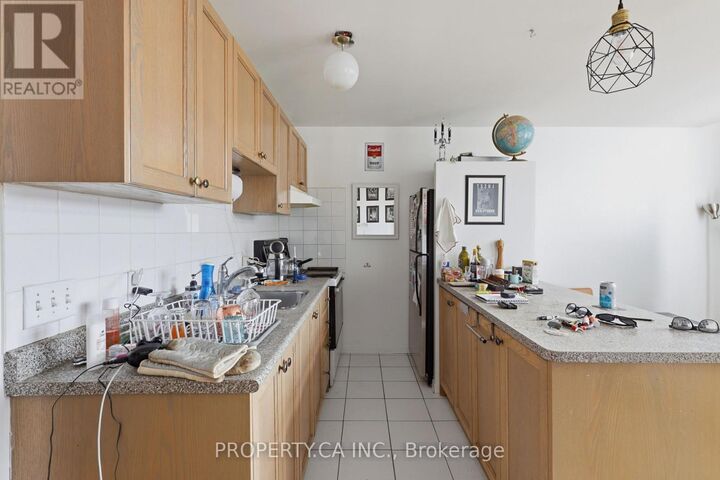 Property Photo: 520 Bloor Street West 3 Floor ON M5S 1Y3