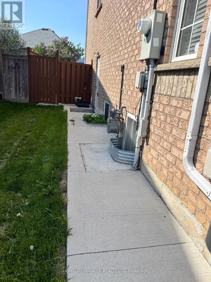 Property Photo:  120 Viceroy Crescent  ON L7A 1V4 