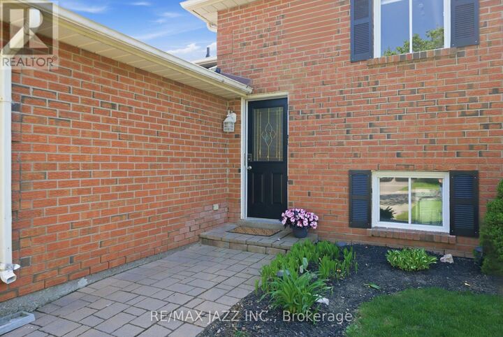 Property Photo:  50 Hartsfield Drive  ON L1E 1L8 