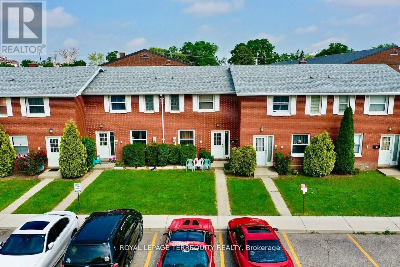 Property Photo:  39 Orchard Place  ON N7M 1A6 