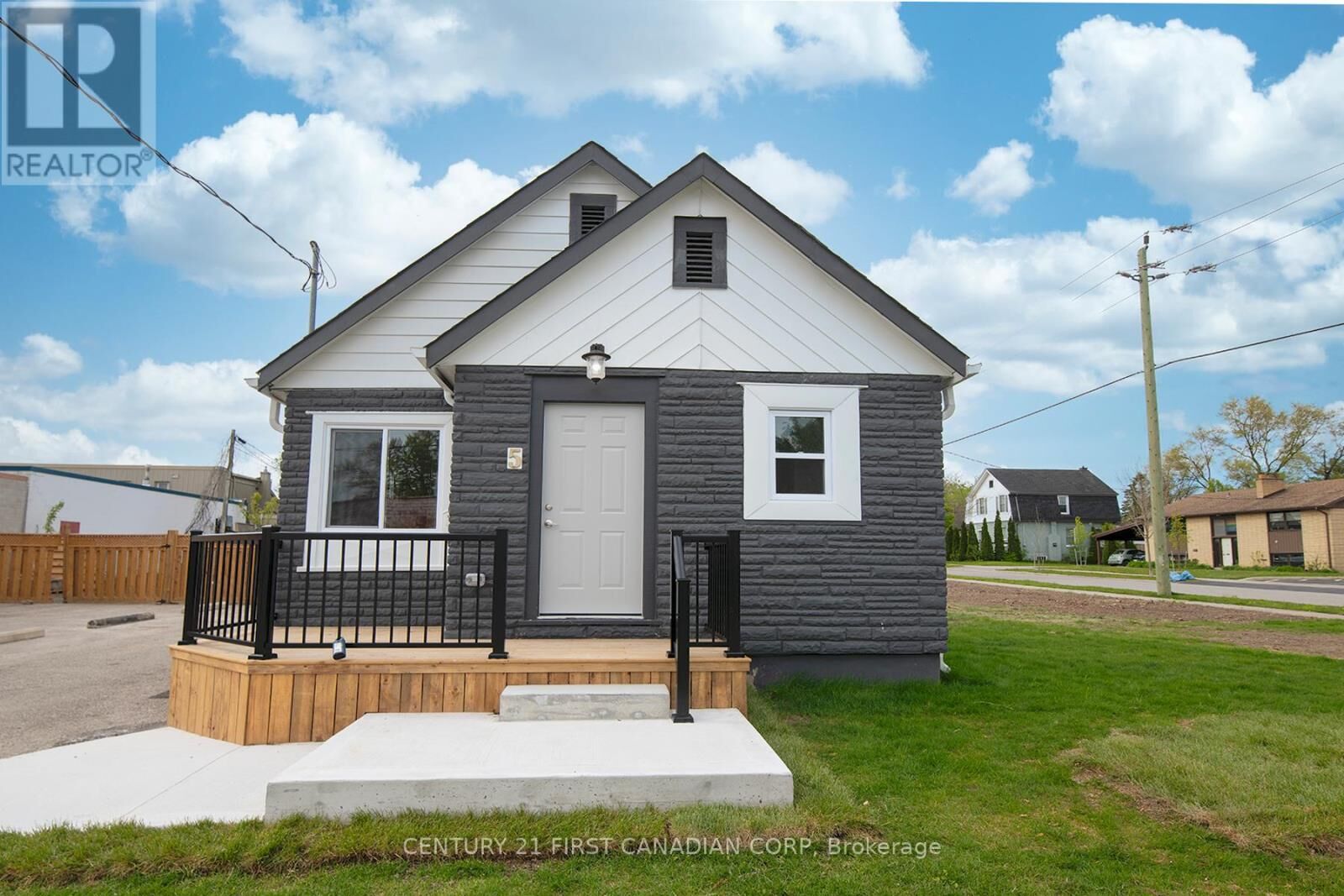 Property Photo:  5 Briscoe Street West  ON N6J 1L7 