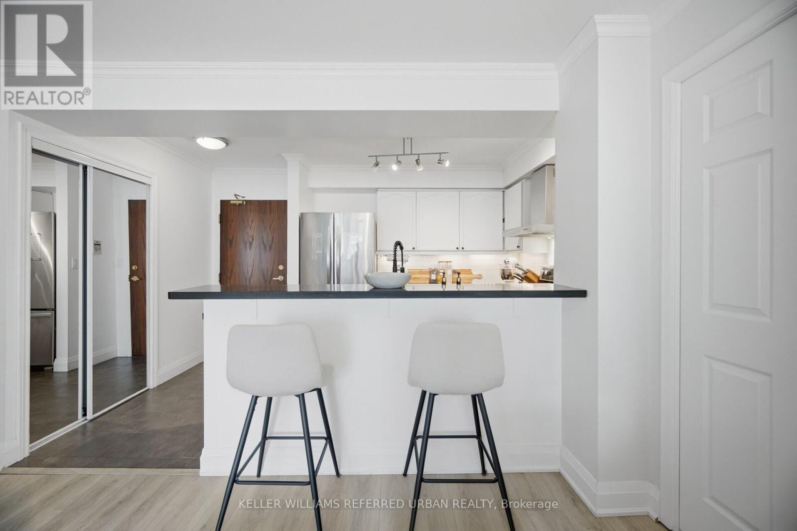 Property Photo:  190 Manitoba Street 707  ON M8Y 3Y8 