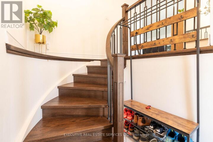 Property Photo:  90 Hinchley Wood Grove  ON L6V 3M3 