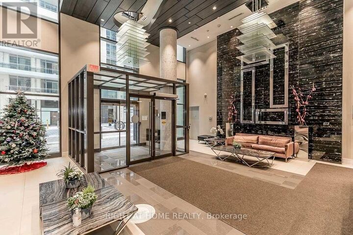Property Photo:  9201 Yonge Street East 2213  ON L4C 1H9 