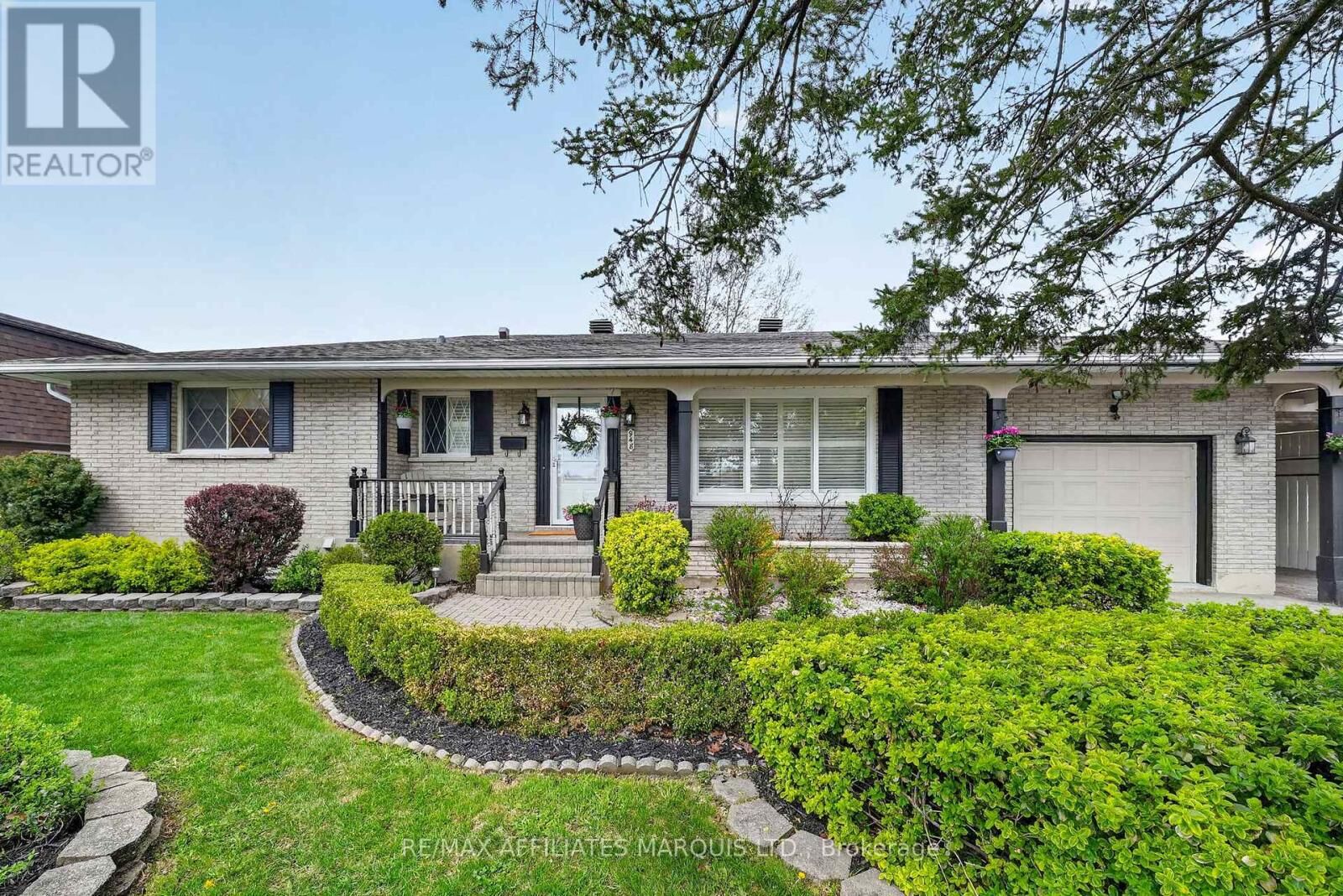 Property Photo:  948 Fourth Street East  ON K6H 2K3 