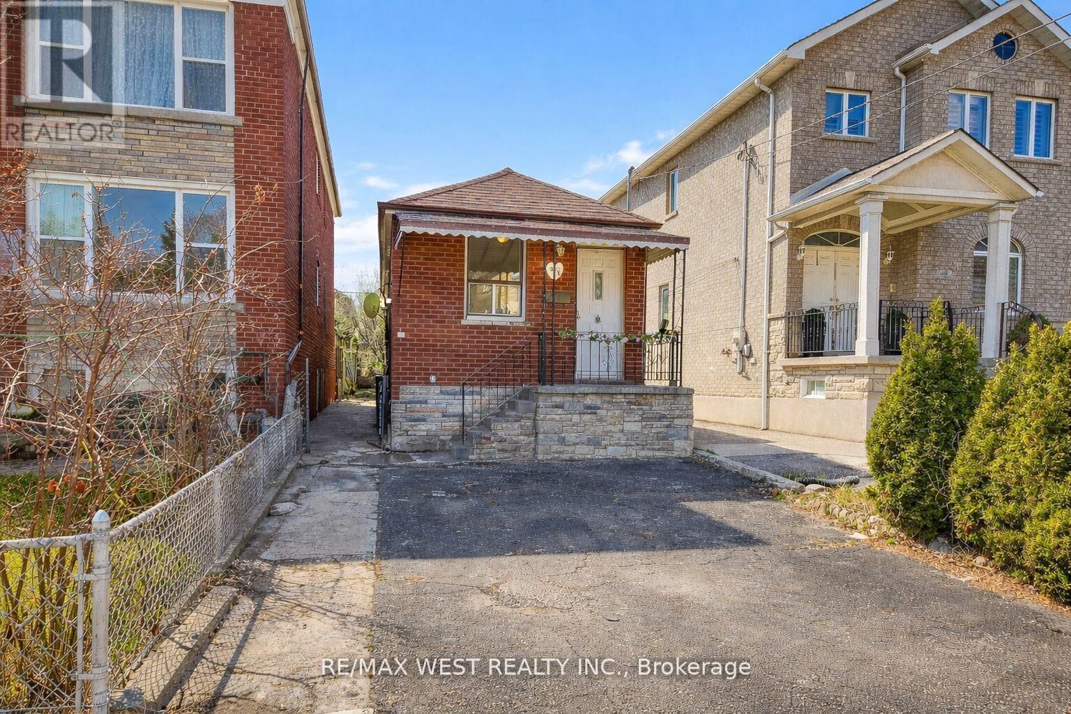 Property Photo:  538 McRoberts Avenue  ON M6E 4R6 