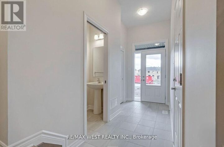 Property Photo:  1026 Kijik Crescent East  ON K1X 1G6 