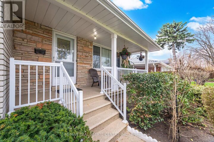 Property Photo:  3590 Fieldgate Drive  ON L4X 2J7 