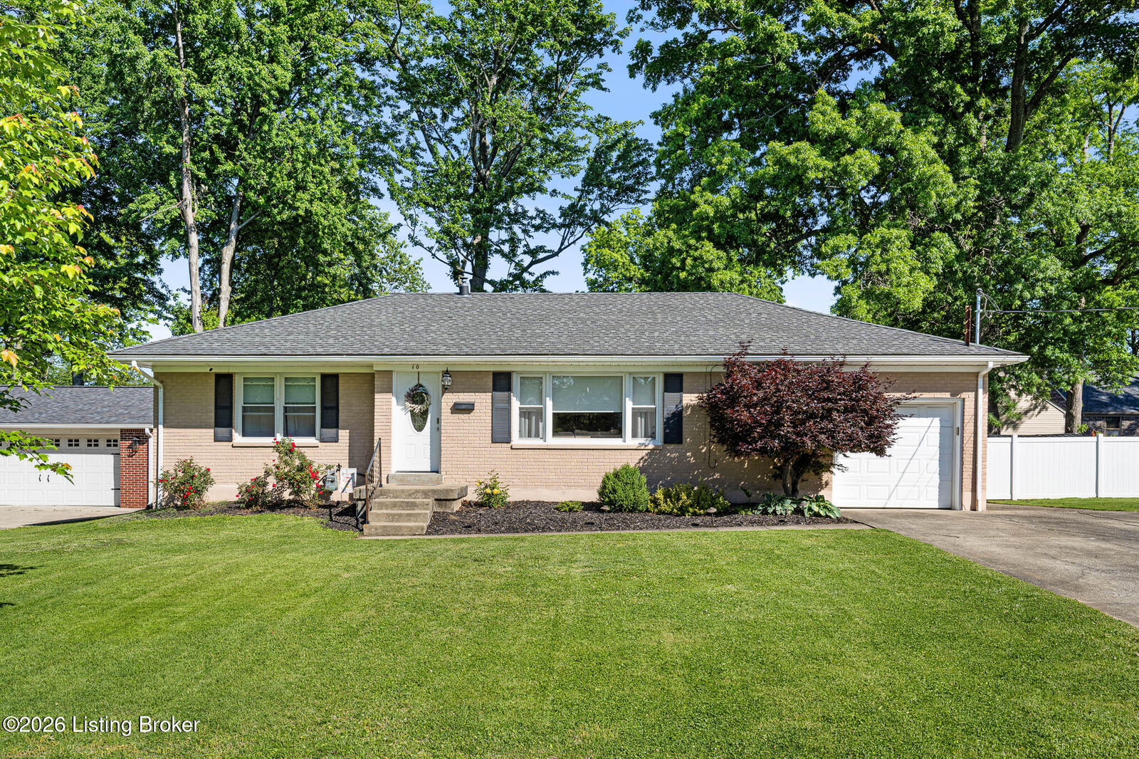 Property Photo: 10 Cardwell Way KY 40220