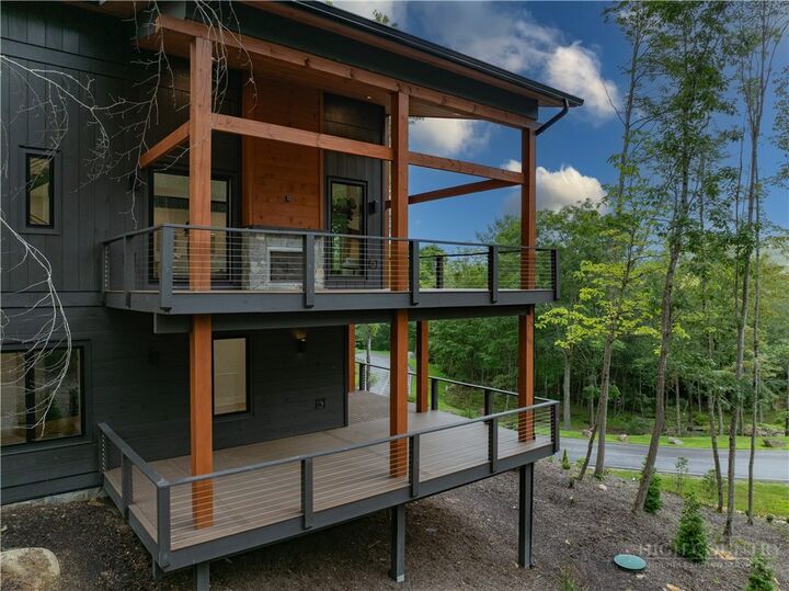 Property Photo:  5529 Eagles Nest Trail  NC 28604 