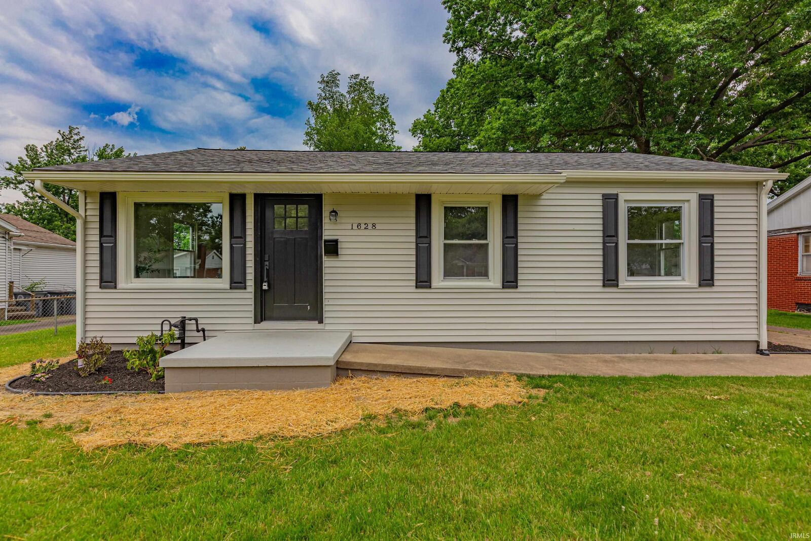 Property Photo:  1628 E Blackford Avenue  IN 47714 