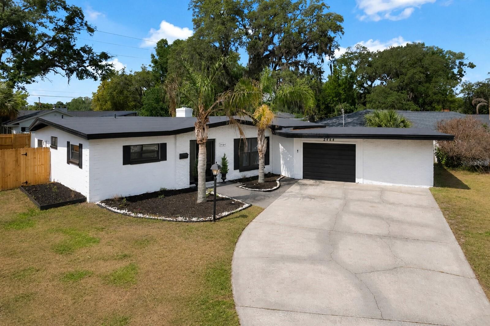 Property Photo: 2464 Derbyshire Road FL 32751