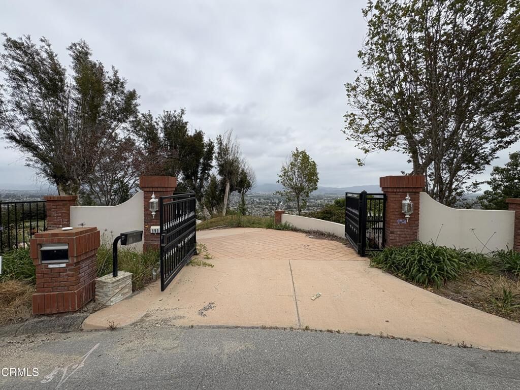 Property Photo:  690 Corriente Court  CA 93010 