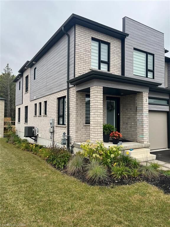 Property Photo: 3 Roper Place ON N2R 0R8