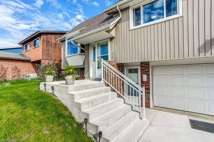 Property Photo: 2995 Saint Malo Circle ON L5N 1T1