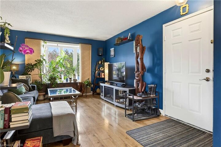 Property Photo:  31 Kinross Street 1  ON N3W 1J7 