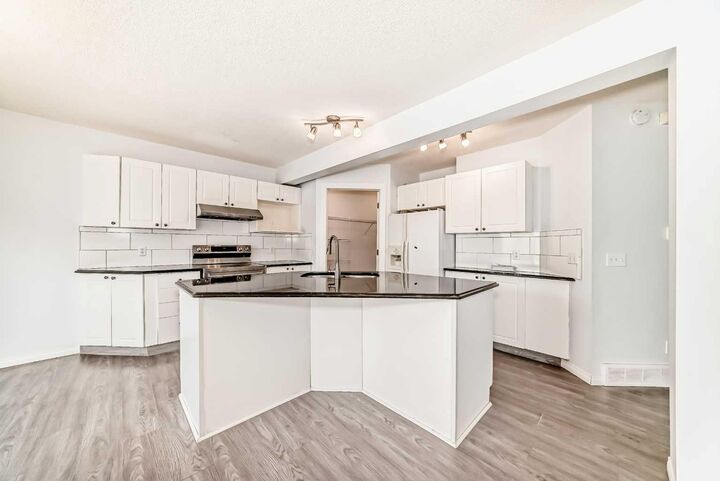 Property Photo:  13 Harvest Park Place NE  AB T3K 4K8 