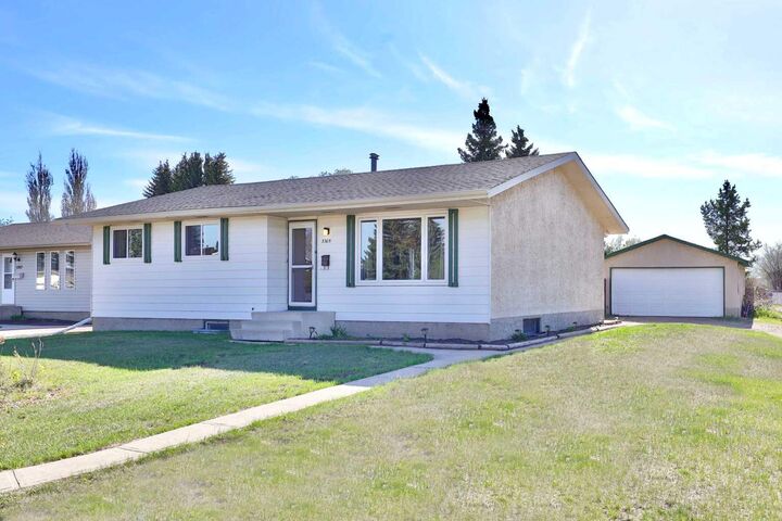 Property Photo:  3305 Erickson Drive  AB T4V 3X1 