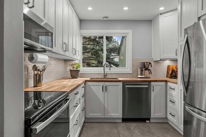Property Photo:  630 3rd Street 9  AB T1W 2J5 