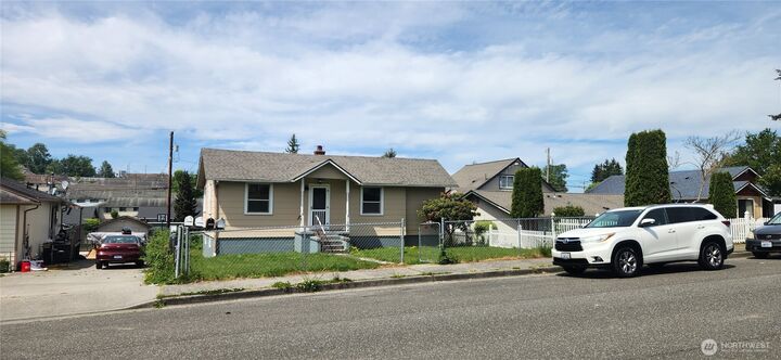 Property Photo:  1224  Maple Street  WA 98201 