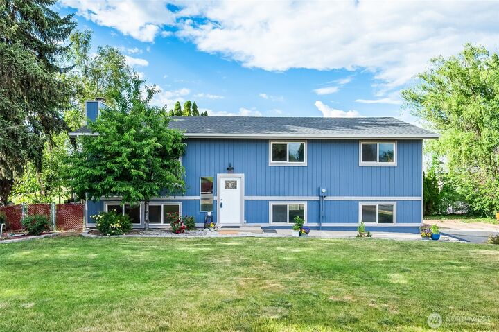 Property Photo:  1312  4th Street  WA 98801 