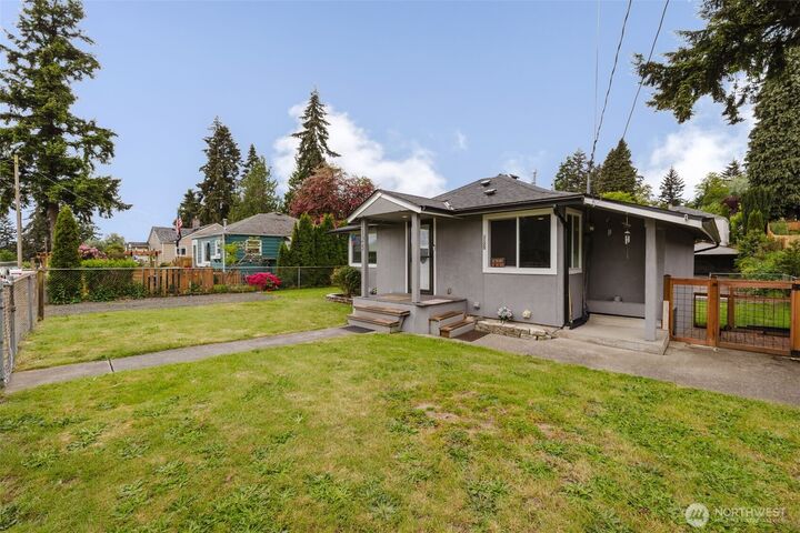 Property Photo:  1125 S National Avenue  WA 98312 
