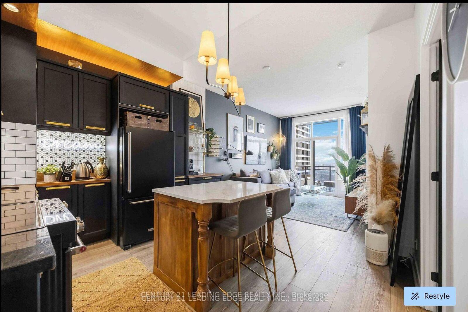 Property Photo: 28 Linden Street 2203 ON M4Y 0A4