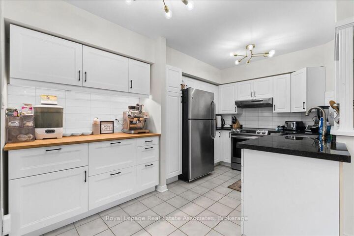 Property Photo: 1241 Parkwest Place 5 ON L5E 3J3