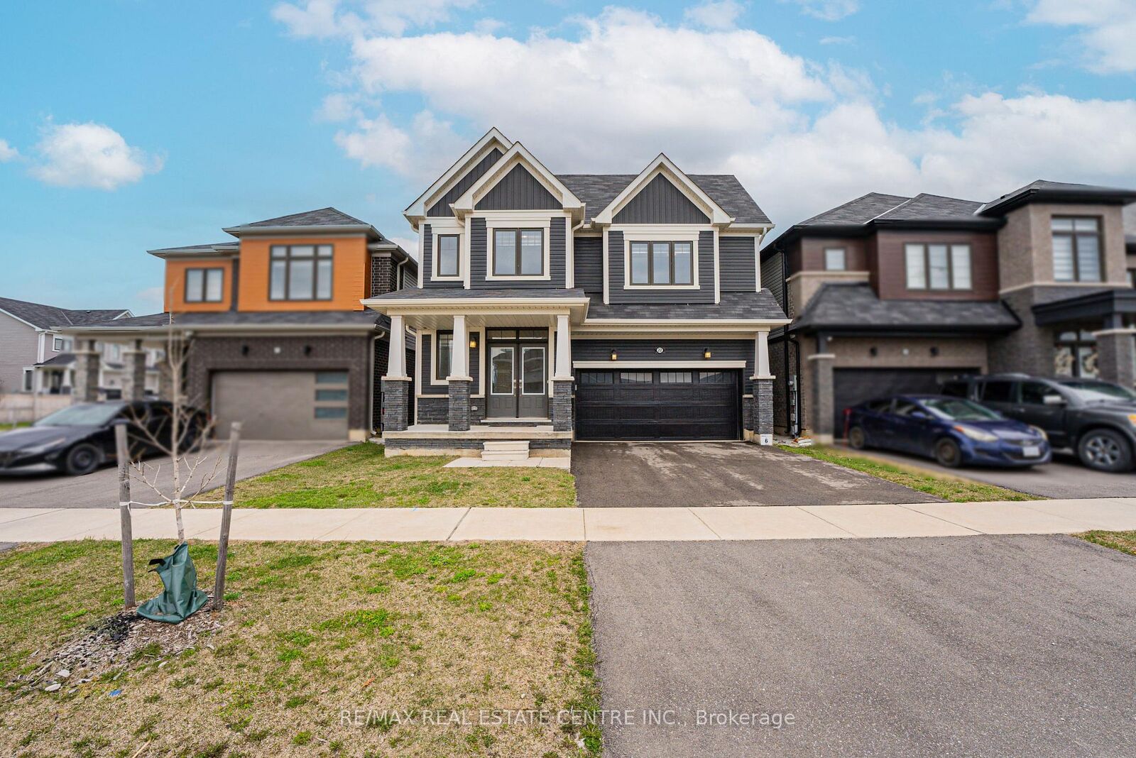 Property Photo: 22 Oaktree Drive ON N3W 0E6