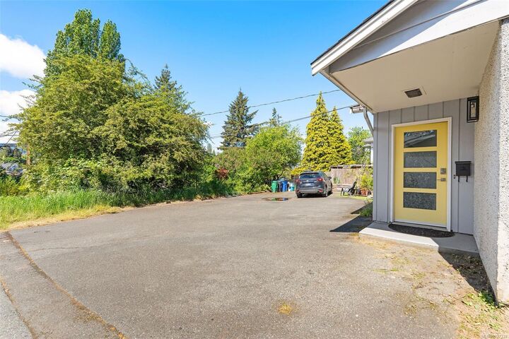 Property Photo:  388 Pine St  BC V9R 2B9 