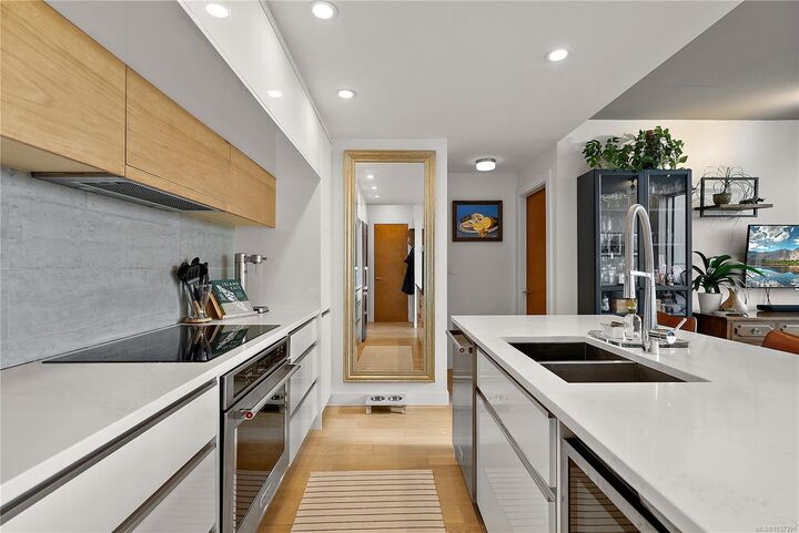 Property Photo:  989 Johnson St 604  BC V8V 0E3 